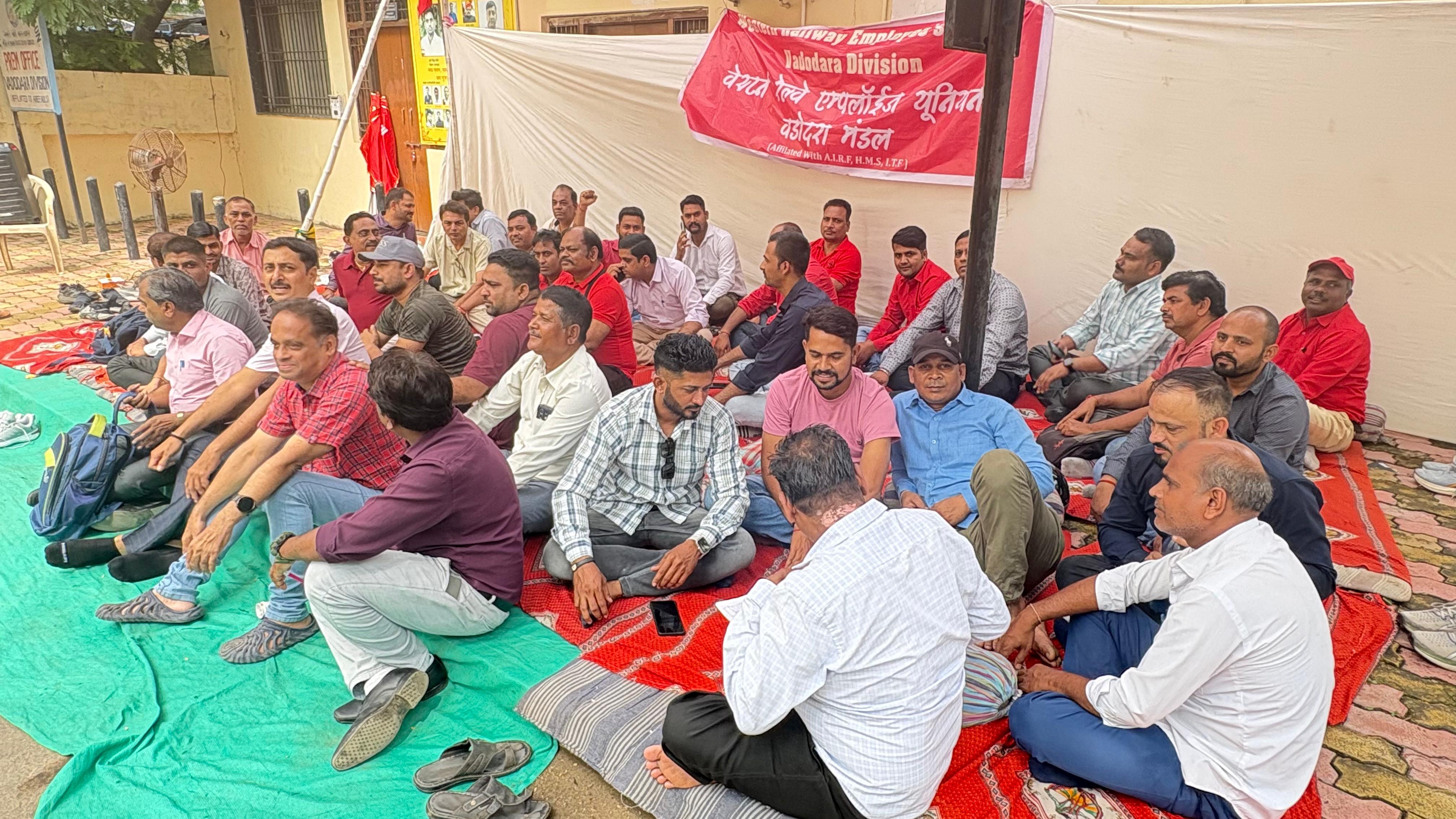 🚩🚩🚩🚩🚩🚩🚩🚩🚩 🚩 ✊ Western Railway Employees Union Vadodara Zindabad Zindabad  प्रशासन द्वारा किए जा रहे अन्यायपूर्ण निर्णयों और लगातार हो रहे श्रम कानून उल्लंघनों की कड़ी निंदा करता —अन्याय  के खिलाफ अनिश्चितकालीन रिले फास्ट दिनाक 08/10/25 सुबह 10.30 बजे से प्रतापनगर,DRM ऑफिस, वड़ोदरा में  1️⃣ यूनियन पदाधिकारी का अन्यायपूर्ण स्थानांतरण — यूनियन पर सीधा हमला! 2️⃣ HOER का खुला उल्लंघन — एल.सी. गेट पर कार्यरत ट्रैकमैन को दो साप्ताहिक विश्राम नहीं दिया जा रहा है! 3️⃣ वड़ोदरा . मंडल के ट्रेन मैनेजरों के साथ अन्याय — लम्बे समय से रिक्त पैसेंजर और मेल प्रमोशन तथा ट्रेनिंग पर कोई कार्यवाही नहीं! 4️⃣ वरनामा स्टेशन पर HOER निर्देशों की अनदेखी — सुरक्षा और श्रम नियमों की पूरी तरह अवहेलना! 5️⃣ रनिंग स्टाफ की विभिन्न शिकायतों की अनदेखी — विश्राम, अवकाश और ड्यूटी समय से जुड़े मुद्दे अब भी अनसुलझे! 6️⃣ टी.आर.एस. शेड में कोड-लाइफ समाप्त 45 टन क्रेन का उपयोग — कर्मचारियों और संपत्ति की सुरक्षा के लिए गंभीर खतरा! 7️⃣ करचिया . सी एंड डब्ल्यू डिपो में बी.टी.पी.एन. टॉप फिटिंग कार्य — गैंट्री सुविधा उपलब्ध कराए बिना कार्य तुरंत बंद किया जाए!  जब तक कर्मचारी हित में कार्यवाही नहीं की जाये गी तबतक रिलेफ़ास्ट में बैठे हुवे हमारे साथी  । WREU ज़िंदाबाद  कॉमरेड संतोष पवार ज़िंदाबाद  कॉमरेड संजय पवार ज़िंदाबाद  कॉमरेड आदित्य मौर्या जिंदाबाद