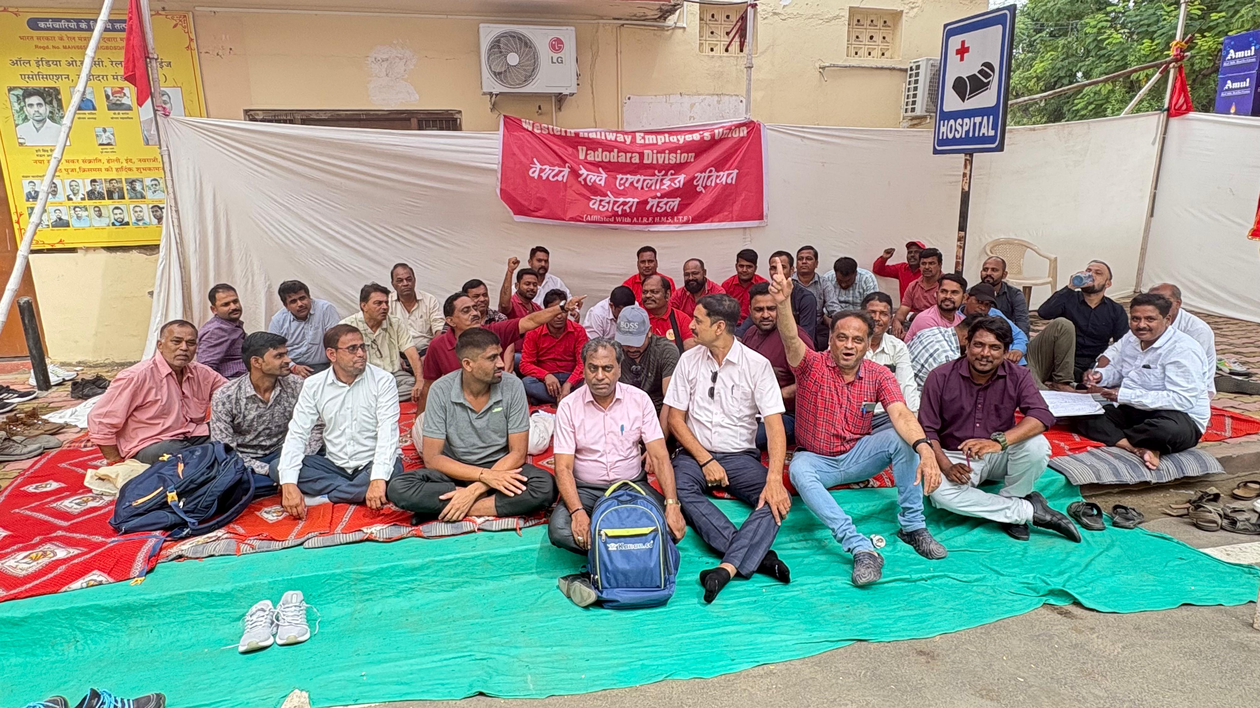 🚩🚩🚩🚩🚩🚩🚩🚩🚩 🚩 ✊ Western Railway Employees Union Vadodara Zindabad Zindabad  प्रशासन द्वारा किए जा रहे अन्यायपूर्ण निर्णयों और लगातार हो रहे श्रम कानून उल्लंघनों की कड़ी निंदा करता —अन्याय  के खिलाफ अनिश्चितकालीन रिले फास्ट दिनाक 08/10/25 सुबह 10.30 बजे से प्रतापनगर,DRM ऑफिस, वड़ोदरा में  1️⃣ यूनियन पदाधिकारी का अन्यायपूर्ण स्थानांतरण — यूनियन पर सीधा हमला! 2️⃣ HOER का खुला उल्लंघन — एल.सी. गेट पर कार्यरत ट्रैकमैन को दो साप्ताहिक विश्राम नहीं दिया जा रहा है! 3️⃣ वड़ोदरा . मंडल के ट्रेन मैनेजरों के साथ अन्याय — लम्बे समय से रिक्त पैसेंजर और मेल प्रमोशन तथा ट्रेनिंग पर कोई कार्यवाही नहीं! 4️⃣ वरनामा स्टेशन पर HOER निर्देशों की अनदेखी — सुरक्षा और श्रम नियमों की पूरी तरह अवहेलना! 5️⃣ रनिंग स्टाफ की विभिन्न शिकायतों की अनदेखी — विश्राम, अवकाश और ड्यूटी समय से जुड़े मुद्दे अब भी अनसुलझे! 6️⃣ टी.आर.एस. शेड में कोड-लाइफ समाप्त 45 टन क्रेन का उपयोग — कर्मचारियों और संपत्ति की सुरक्षा के लिए गंभीर खतरा! 7️⃣ करचिया . सी एंड डब्ल्यू डिपो में बी.टी.पी.एन. टॉप फिटिंग कार्य — गैंट्री सुविधा उपलब्ध कराए बिना कार्य तुरंत बंद किया जाए!  जब तक कर्मचारी हित में कार्यवाही नहीं की जाये गी तबतक रिलेफ़ास्ट में बैठे हुवे हमारे साथी  । WREU ज़िंदाबाद  कॉमरेड संतोष पवार ज़िंदाबाद  कॉमरेड संजय पवार ज़िंदाबाद  कॉमरेड आदित्य मौर्या जिंदाबाद