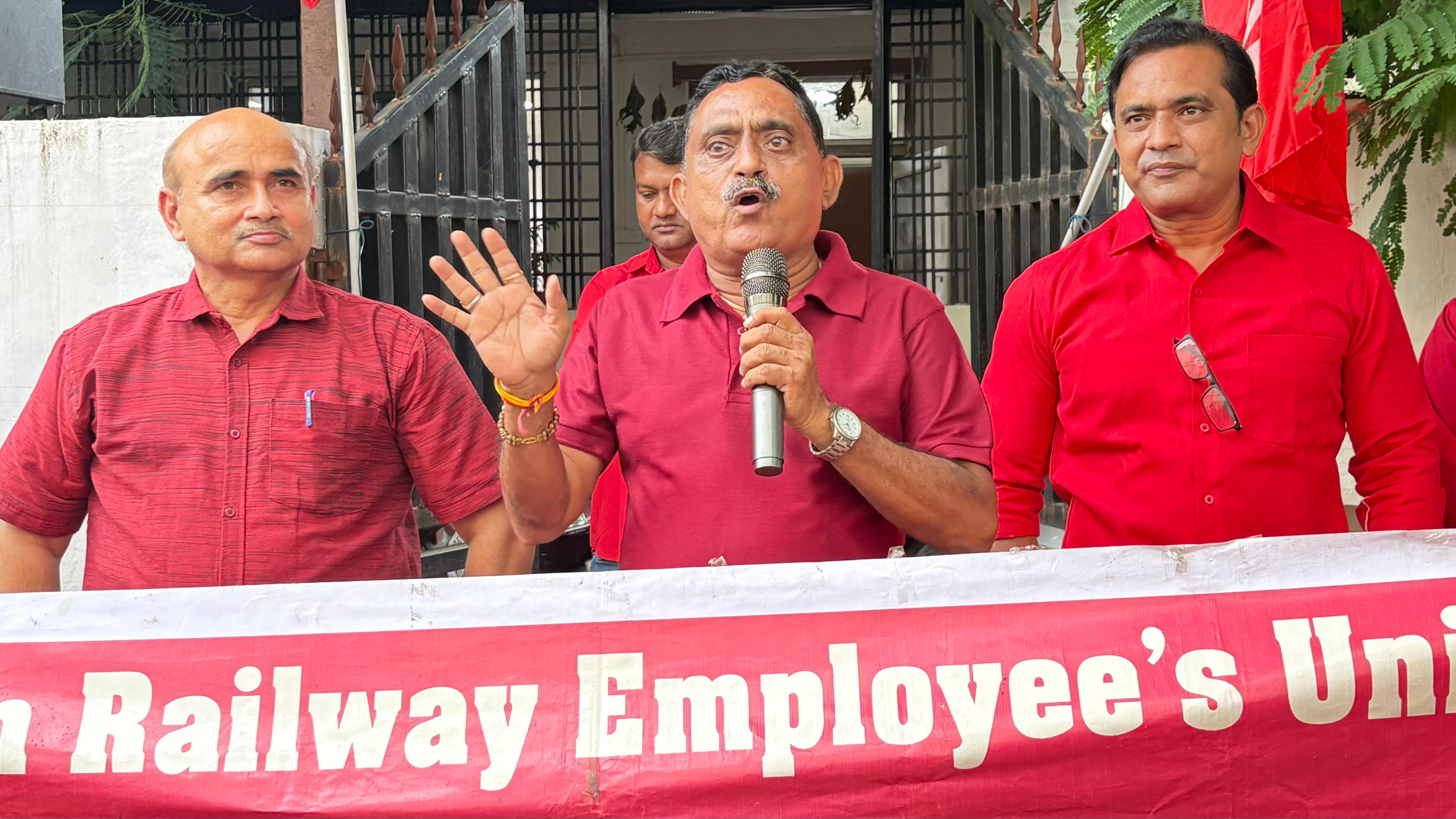 नेशनल कॉल के अंतर्गत आठवें वेतन आयोग के देरी के विरोध में AIRF द्वारा आहूत राष्ट्रव्यापी प्रदर्शन कार्यक्रम के अंतर्गत वेस्टर्न रेलवे एम्प्लॉइज़ यूनियन, वडोदरा मंडल द्वारा भी धरना प्रदर्शन आयोजित किया Division Office, TRS Shed