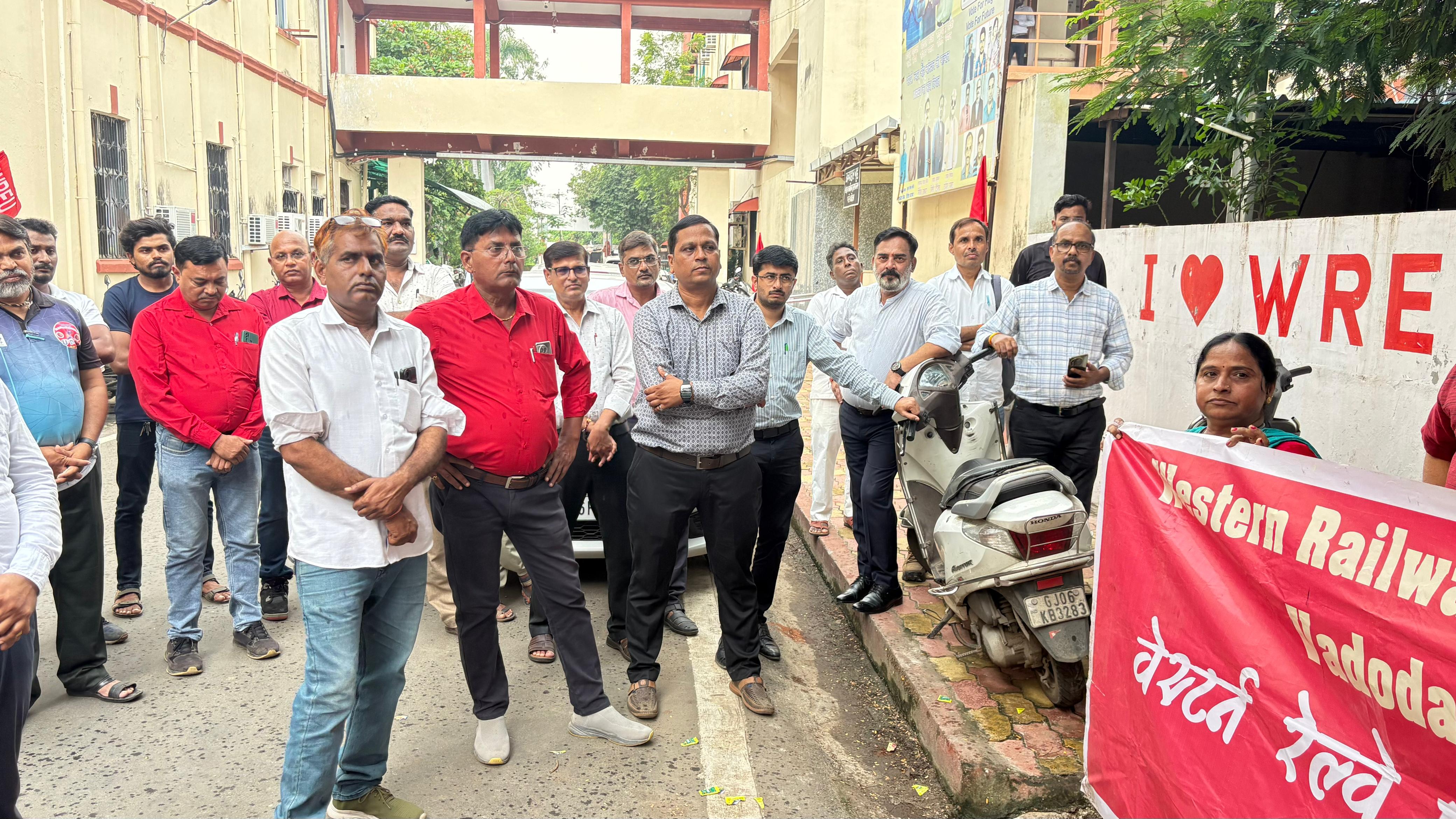 नेशनल कॉल के अंतर्गत आठवें वेतन आयोग के देरी के विरोध में AIRF द्वारा आहूत राष्ट्रव्यापी प्रदर्शन कार्यक्रम के अंतर्गत वेस्टर्न रेलवे एम्प्लॉइज़ यूनियन, वडोदरा मंडल द्वारा भी धरना प्रदर्शन आयोजित किया Division Office, TRS Shed