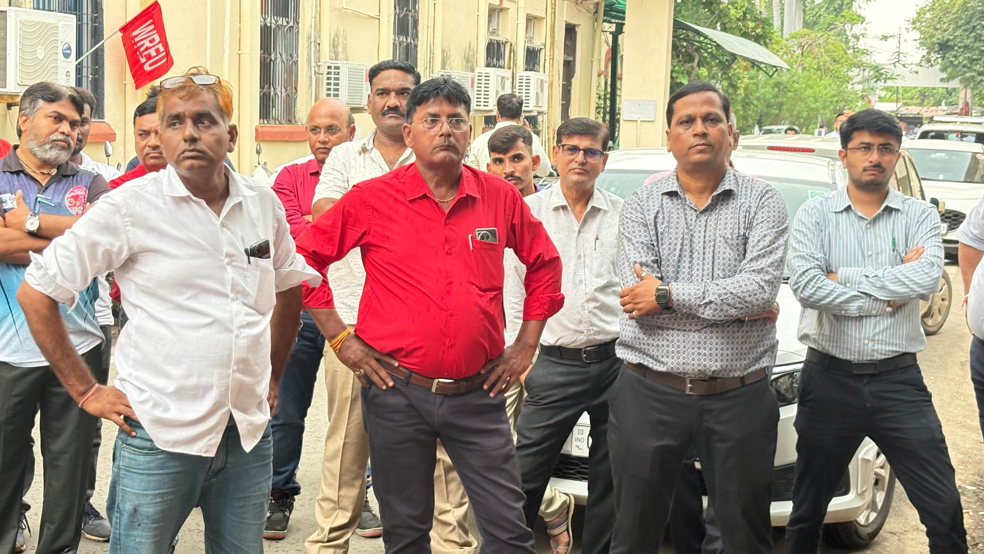 नेशनल कॉल के अंतर्गत आठवें वेतन आयोग के देरी के विरोध में AIRF द्वारा आहूत राष्ट्रव्यापी प्रदर्शन कार्यक्रम के अंतर्गत वेस्टर्न रेलवे एम्प्लॉइज़ यूनियन, वडोदरा मंडल द्वारा भी धरना प्रदर्शन आयोजित किया Division Office, TRS Shed