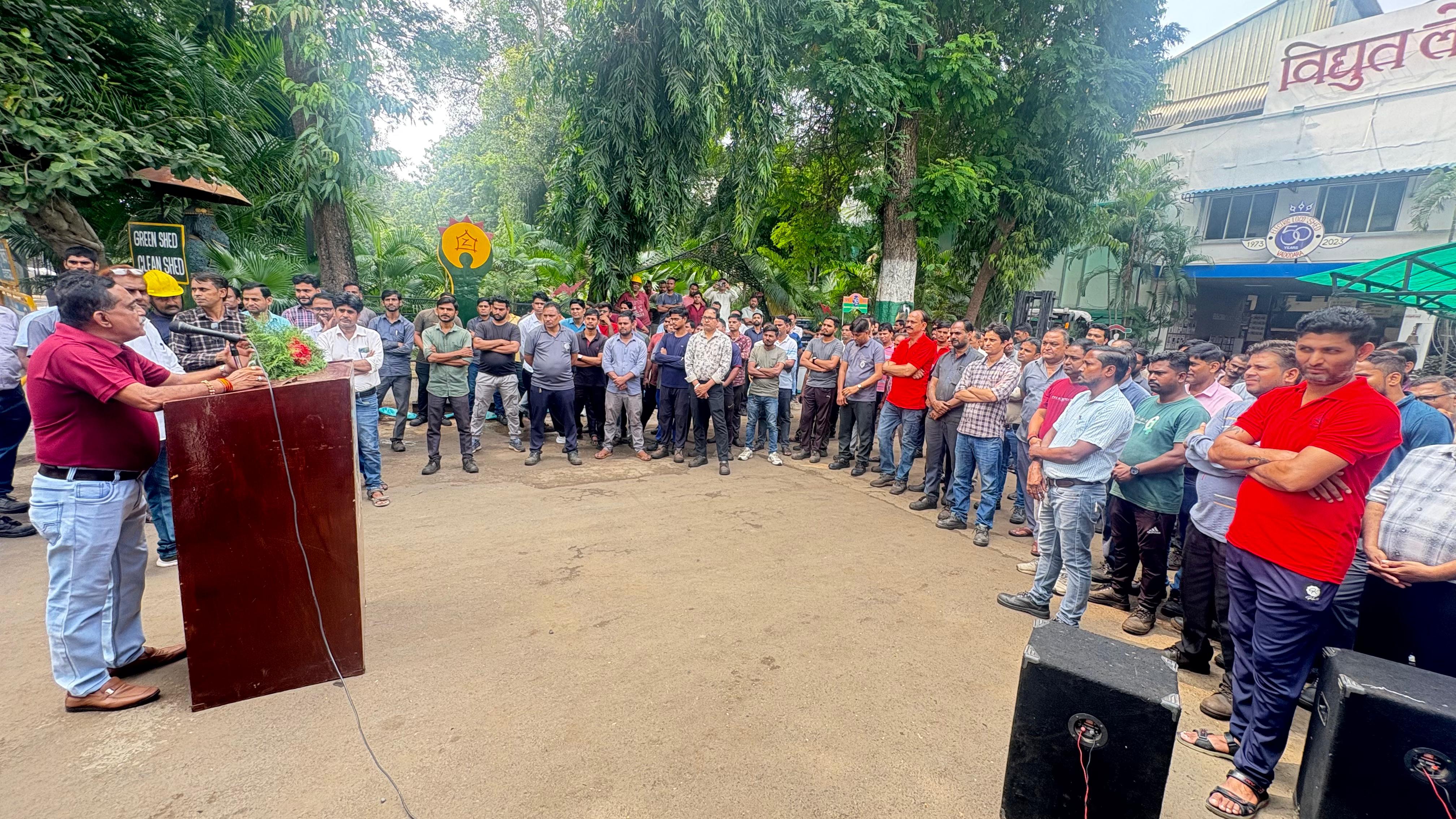 नेशनल कॉल के अंतर्गत आठवें वेतन आयोग के देरी के विरोध में AIRF द्वारा आहूत राष्ट्रव्यापी प्रदर्शन कार्यक्रम के अंतर्गत वेस्टर्न रेलवे एम्प्लॉइज़ यूनियन, वडोदरा मंडल द्वारा भी धरना प्रदर्शन आयोजित किया Division Office, TRS Shed
