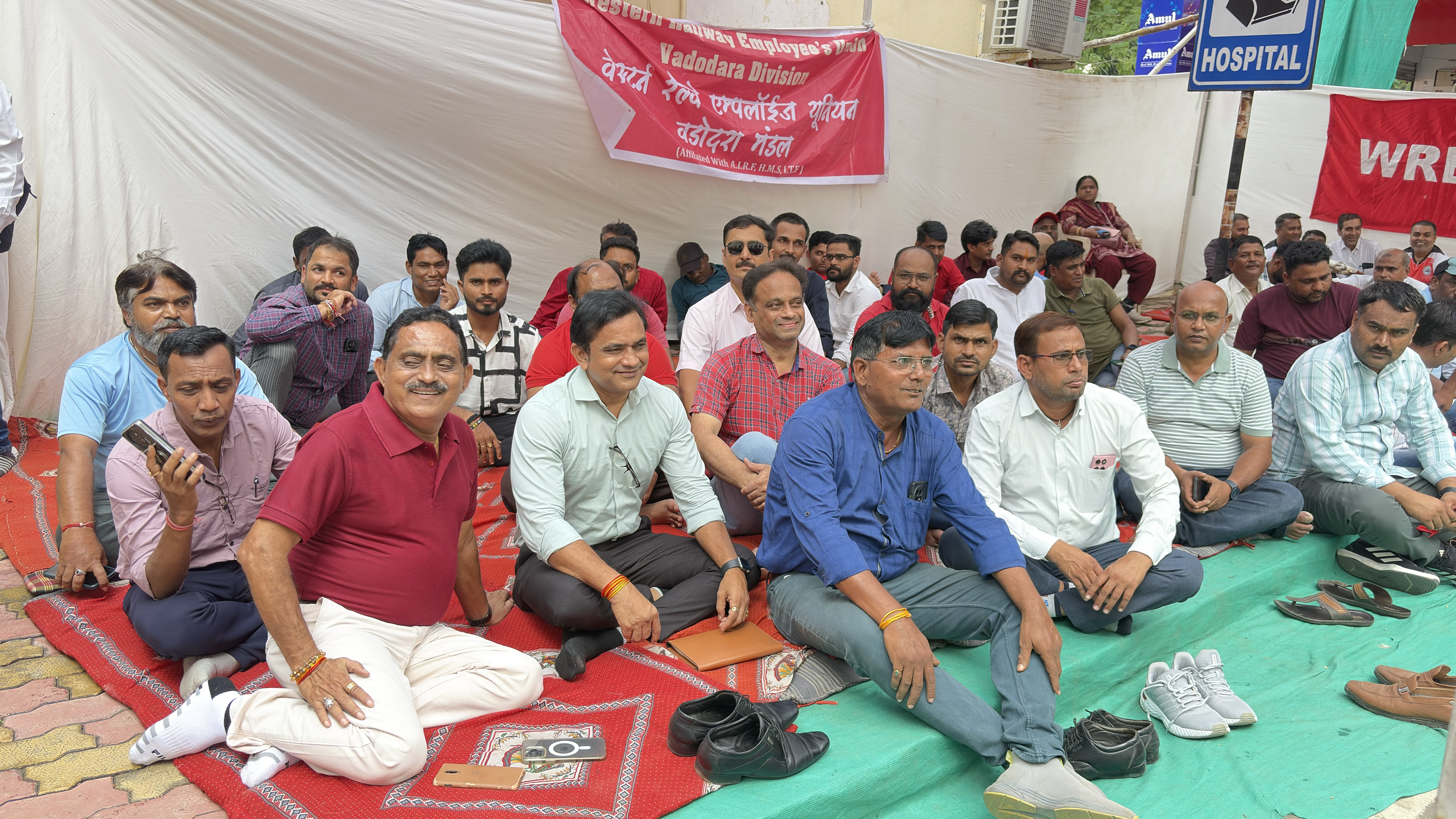 कॉमरेड संजय पवार साहब, हमने ठान लिया है,  अब हर हाल में साथ निभाएंगे, आपके नेतृत्व में WREU का परचम और ऊँचा लहराएंगे। कदम-कदम पर रहेंगे हम आपके साये की तरह, हर संघर्ष में हौंसला बनकर आगे आएंगे।  आपका साथ ही हमारी ताकत है, हर मोर्चे पर, हर बात में,  WREU का झंडा ऊँचा रहेगा हम सदा साथ है। 🚩