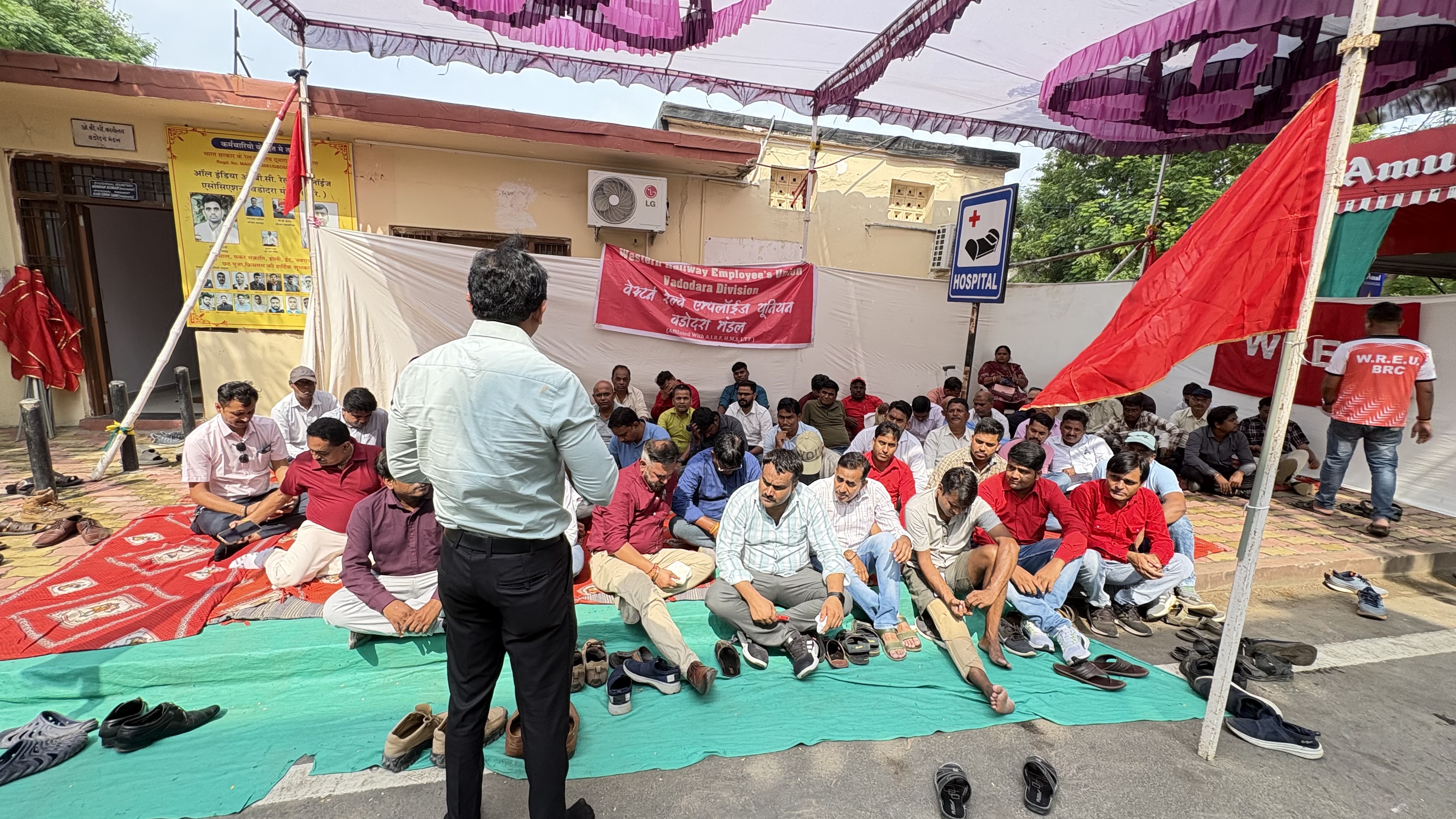 🚩🚩🚩🚩🚩🚩🚩🚩🚩 🚩 ✊ Western Railway Employees Union Vadodara Zindabad Zindabad  प्रशासन द्वारा किए जा रहे अन्यायपूर्ण निर्णयों और लगातार हो रहे श्रम कानून उल्लंघनों की कड़ी निंदा करता —अन्याय  के खिलाफ अनिश्चितकालीन रिले फास्ट दिनाक 08/10/25 सुबह 10.30 बजे से प्रतापनगर,DRM ऑफिस, वड़ोदरा में  1️⃣ यूनियन पदाधिकारी का अन्यायपूर्ण स्थानांतरण — यूनियन पर सीधा हमला! 2️⃣ HOER का खुला उल्लंघन — एल.सी. गेट पर कार्यरत ट्रैकमैन को दो साप्ताहिक विश्राम नहीं दिया जा रहा है! 3️⃣ वड़ोदरा . मंडल के ट्रेन मैनेजरों के साथ अन्याय — लम्बे समय से रिक्त पैसेंजर और मेल प्रमोशन तथा ट्रेनिंग पर कोई कार्यवाही नहीं! 4️⃣ वरनामा स्टेशन पर HOER निर्देशों की अनदेखी — सुरक्षा और श्रम नियमों की पूरी तरह अवहेलना! 5️⃣ रनिंग स्टाफ की विभिन्न शिकायतों की अनदेखी — विश्राम, अवकाश और ड्यूटी समय से जुड़े मुद्दे अब भी अनसुलझे! 6️⃣ टी.आर.एस. शेड में कोड-लाइफ समाप्त 45 टन क्रेन का उपयोग — कर्मचारियों और संपत्ति की सुरक्षा के लिए गंभीर खतरा! 7️⃣ करचिया . सी एंड डब्ल्यू डिपो में बी.टी.पी.एन. टॉप फिटिंग कार्य — गैंट्री सुविधा उपलब्ध कराए बिना कार्य तुरंत बंद किया जाए!  जब तक कर्मचारी हित में कार्यवाही नहीं की जाये गी तबतक रिलेफ़ास्ट में बैठे हुवे हमारे साथी  । WREU ज़िंदाबाद  कॉमरेड संतोष पवार ज़िंदाबाद  कॉमरेड संजय पवार ज़िंदाबाद  कॉमरेड आदित्य मौर्या जिंदाबाद