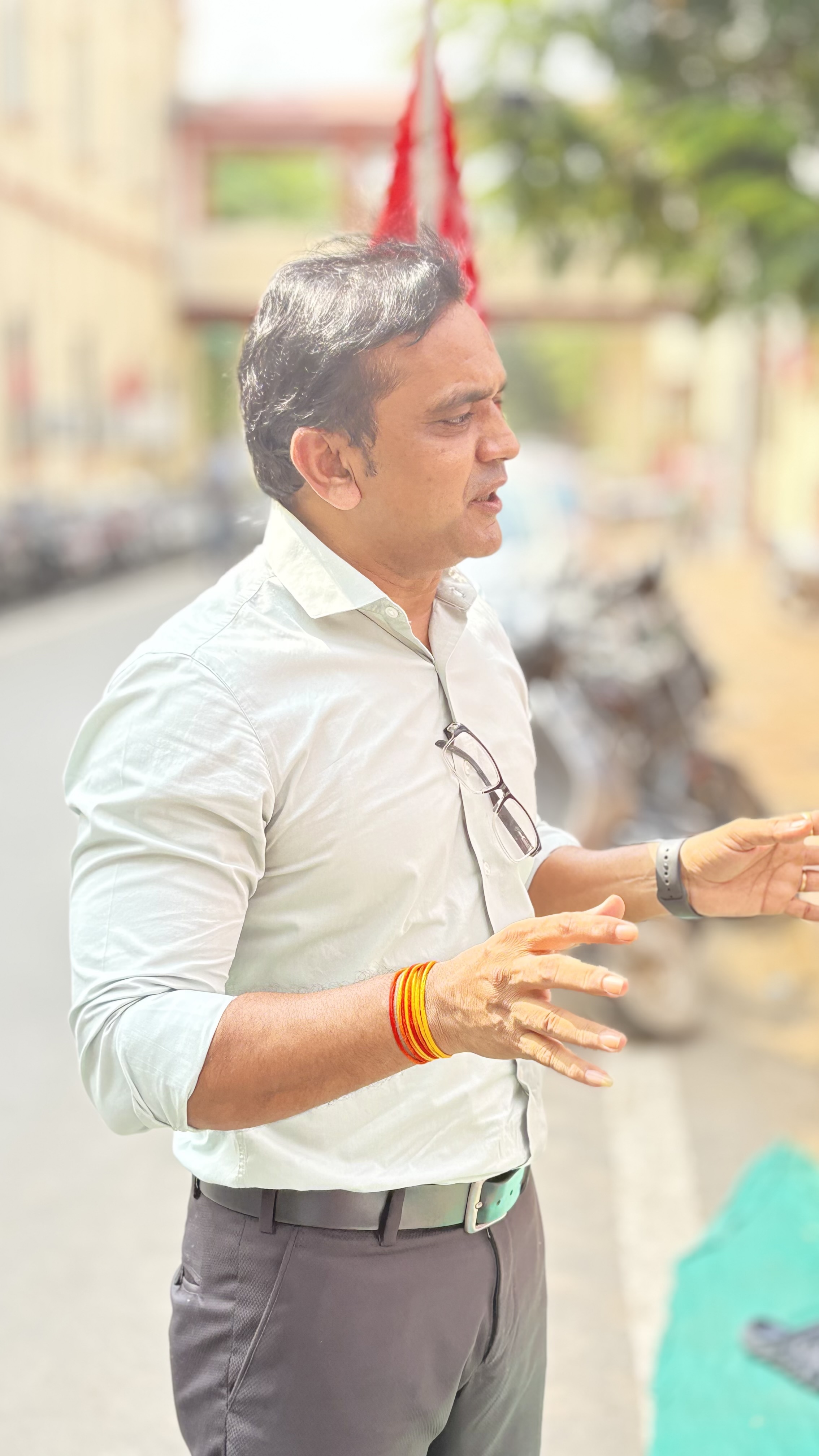 🚩🚩🚩🚩🚩🚩🚩🚩🚩 🚩 ✊ Western Railway Employees Union Vadodara Zindabad Zindabad  प्रशासन द्वारा किए जा रहे अन्यायपूर्ण निर्णयों और लगातार हो रहे श्रम कानून उल्लंघनों की कड़ी निंदा करता —अन्याय  के खिलाफ अनिश्चितकालीन रिले फास्ट दिनाक 08/10/25 सुबह 10.30 बजे से प्रतापनगर,DRM ऑफिस, वड़ोदरा में  1️⃣ यूनियन पदाधिकारी का अन्यायपूर्ण स्थानांतरण — यूनियन पर सीधा हमला! 2️⃣ HOER का खुला उल्लंघन — एल.सी. गेट पर कार्यरत ट्रैकमैन को दो साप्ताहिक विश्राम नहीं दिया जा रहा है! 3️⃣ वड़ोदरा . मंडल के ट्रेन मैनेजरों के साथ अन्याय — लम्बे समय से रिक्त पैसेंजर और मेल प्रमोशन तथा ट्रेनिंग पर कोई कार्यवाही नहीं! 4️⃣ वरनामा स्टेशन पर HOER निर्देशों की अनदेखी — सुरक्षा और श्रम नियमों की पूरी तरह अवहेलना! 5️⃣ रनिंग स्टाफ की विभिन्न शिकायतों की अनदेखी — विश्राम, अवकाश और ड्यूटी समय से जुड़े मुद्दे अब भी अनसुलझे! 6️⃣ टी.आर.एस. शेड में कोड-लाइफ समाप्त 45 टन क्रेन का उपयोग — कर्मचारियों और संपत्ति की सुरक्षा के लिए गंभीर खतरा! 7️⃣ करचिया . सी एंड डब्ल्यू डिपो में बी.टी.पी.एन. टॉप फिटिंग कार्य — गैंट्री सुविधा उपलब्ध कराए बिना कार्य तुरंत बंद किया जाए!  जब तक कर्मचारी हित में कार्यवाही नहीं की जाये गी तबतक रिलेफ़ास्ट में बैठे हुवे हमारे साथी  । WREU ज़िंदाबाद  कॉमरेड संतोष पवार ज़िंदाबाद  कॉमरेड संजय पवार ज़िंदाबाद  कॉमरेड आदित्य मौर्या जिंदाबाद